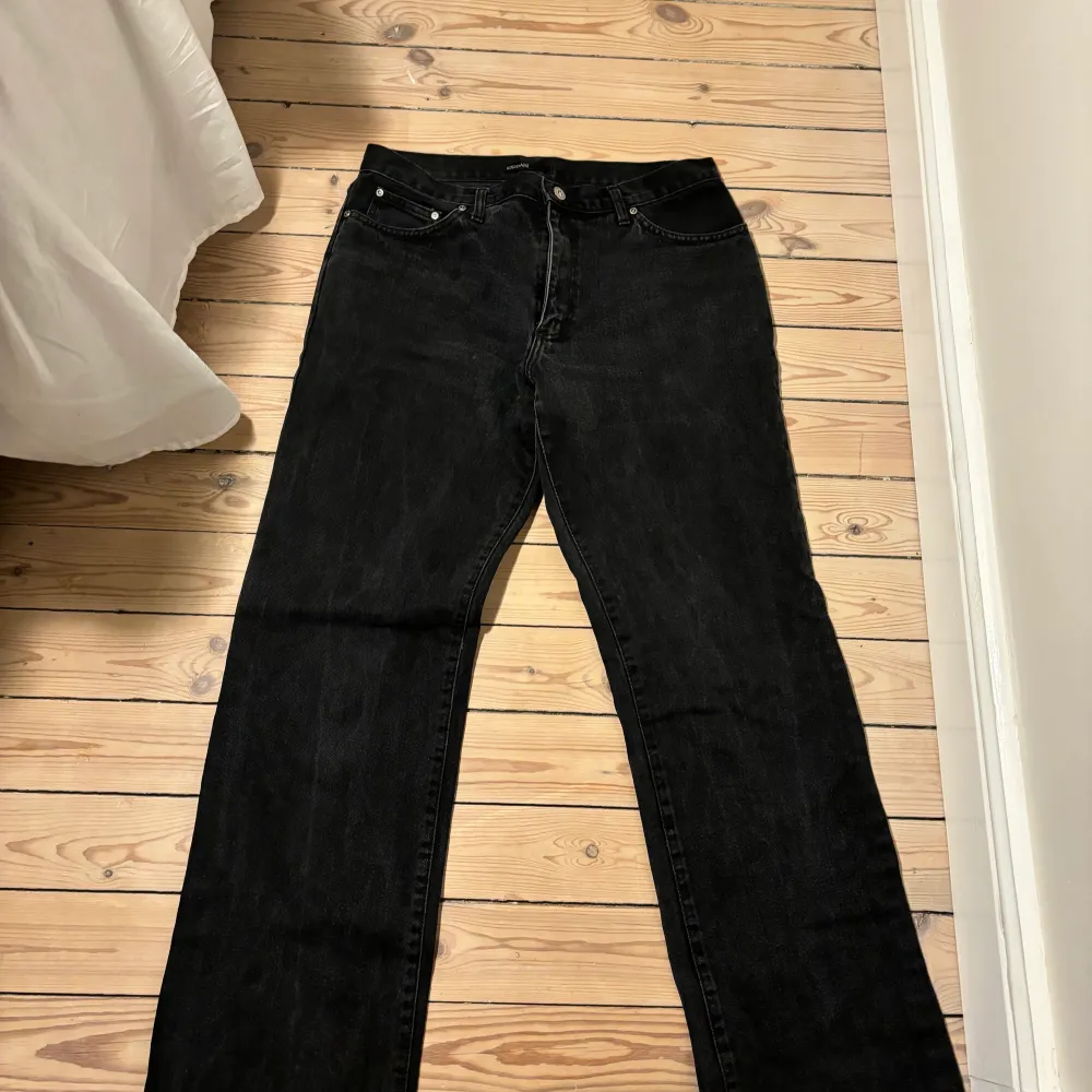 Långa lågmidjade svarta raka jeans från kapphal. Passar till allt och är i bra skick. Jeans & Byxor.