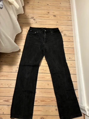 Svarta jeans - Långa lågmidjade svarta raka jeans från kapphal. Passar till allt och är i bra skick