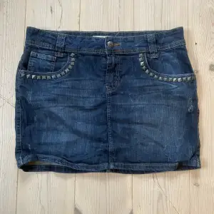 Mörkblå jeans miniskirt som köptes second hand för ett år sendan som aldrig används. Inte säker på storleken men jag tror den är antingen M eller kanske S. Lite distressed men i bra skick. Skriv om ni vill köpa.