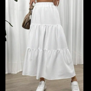 Vit kjol - oanvänd🤍 - Oanvänd vit kjol. Den är lång och är i bra kvalite. Köpt för 290kr, säljer för 120kr. Priset kan diskuteras👍🏼