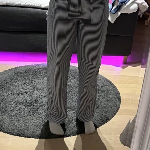 Byxor - Cargo byxor som är vita med ljusblåa ränder på! Hög midja! Perfekta att använda till vardags för att liva upp☺️🫶🏻 Super bra skick!!