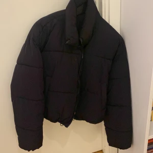 Jacka - Super snygg, mysig och varm Pufferjacka från h&m mycket bra skick nästan aldrig använd💕 storkek s/m (funkar förig som brukar ha m i jackor) Nypris:400kr (buda från 180) Kan skicka fler bilder & svara på frågor privat