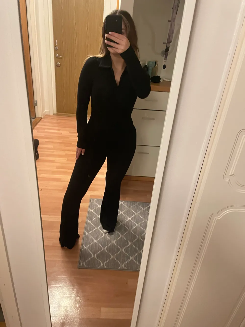 Svart jumpsuit som jag bara har testat. Den är lite lång på mig och jag är ungefär 163cm. Väldigt skön material som också är stretchig. Storlek M , längd: 149,6cm byst: 80cm axelbredd: 35,5cm | Ord pris:249kr . Jeans & Byxor.