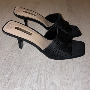 Klackskor - Svarta klackskor storlek 38. Aldrig använda