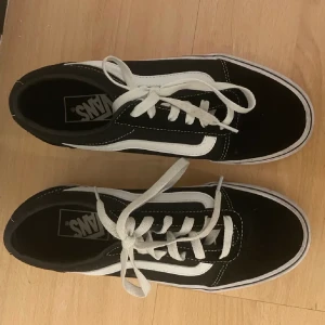 Vans skor - Använda två gånger och dom kommer med boxen inkluderat, storlek 38,5 (dammodellen). org priset är 700 men säljer för 400<3