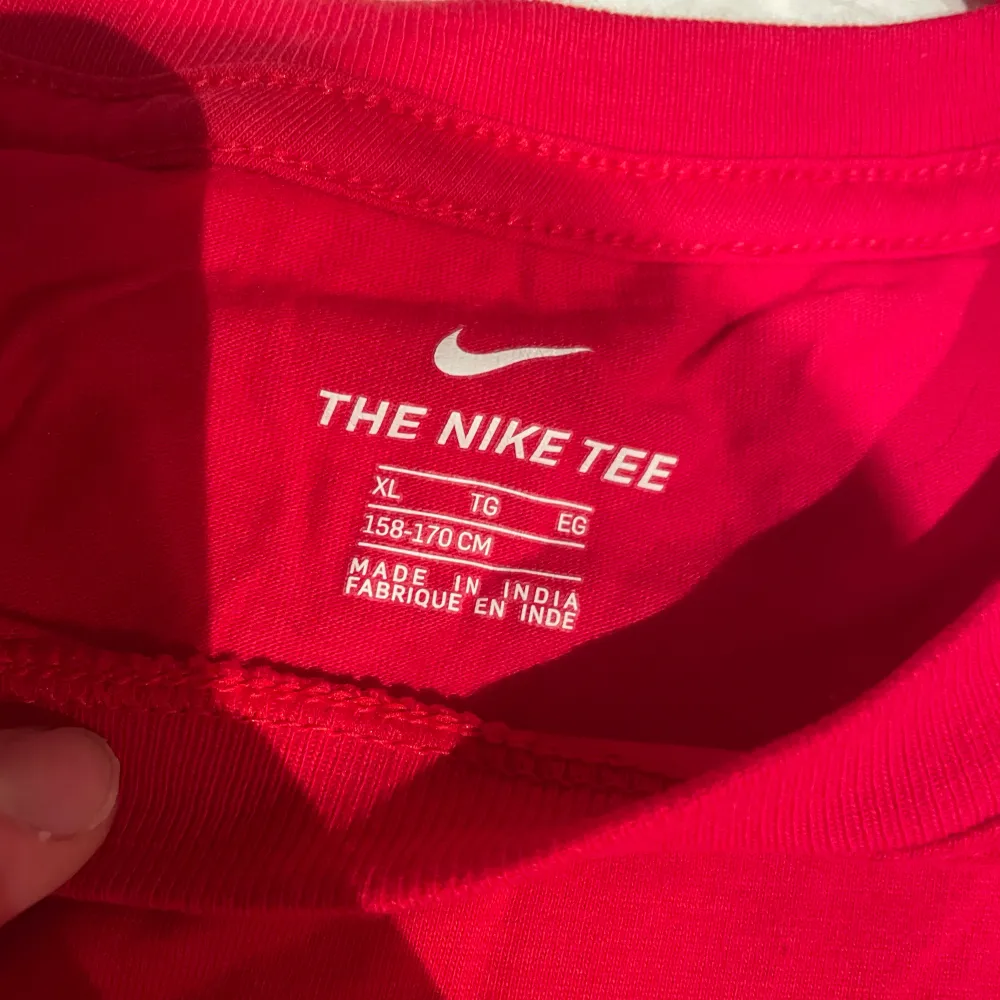 Röda t-shirts från Nike och adidas i fint skick! Får båda två i priset!. T-shirts.