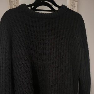 Stickad tröja - Säljer denna stickad tröja pga den inte kommer till användning ❣️skulle säga att den är lite mindre i storleken 