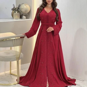 Klänning  - Säljer min Henna klänning storlek 40, pris 2500 kr. Kan diskuteras vid snabb affär 