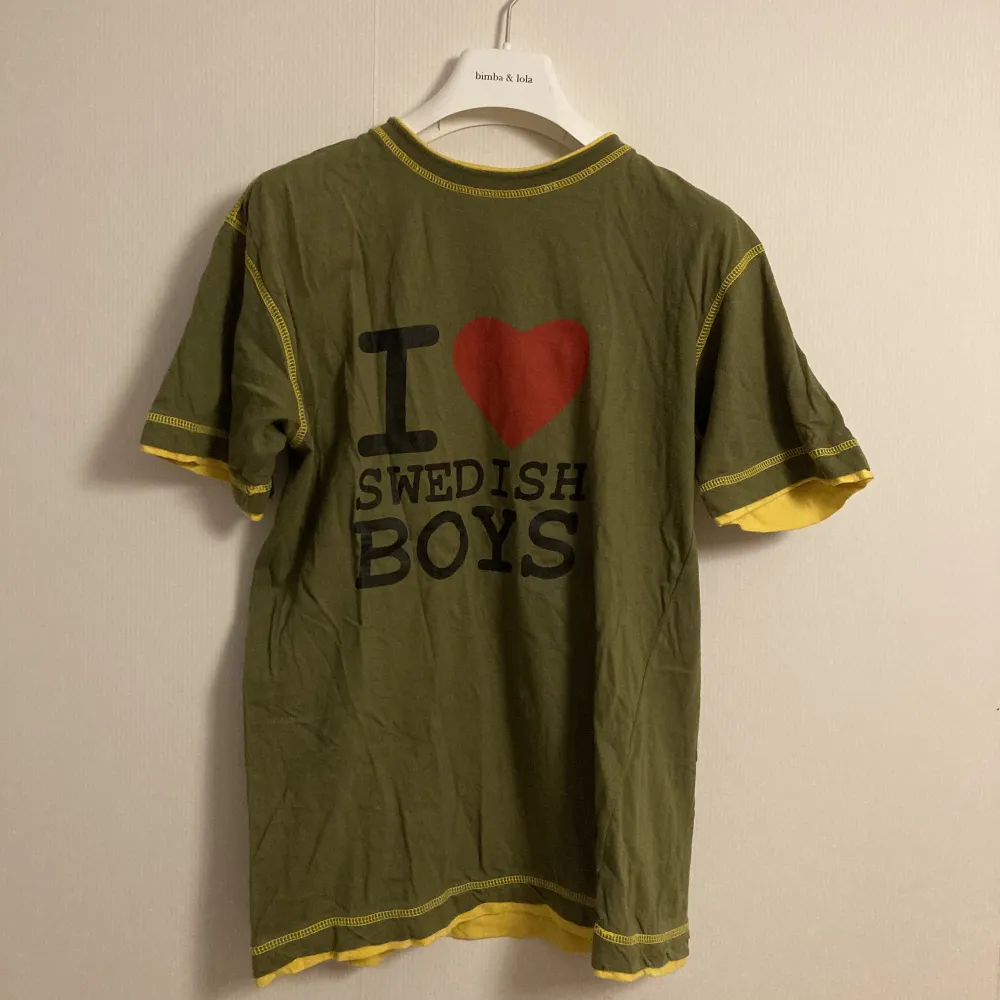 Militärgrön t shirt med gula detaljer! . T-shirts.