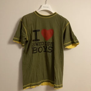 I love Swedish boys tröja  - Militärgrön t shirt med gula detaljer! 
