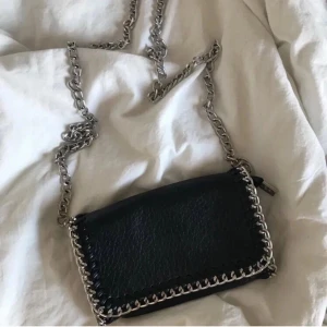 Tiamo väska - Säljer min tiamo väska då jag inte använder den och kan komma till bättre användning. Lånade bilder, skriv om ni vill ha fler bilder. Ny pris 499 säljer för 150kr.😍