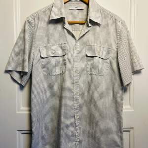 Rutig kortärmad skjorta från Whyred. Rare vintage, från ca 2005. Färger: off-white med blågrått mönster. 