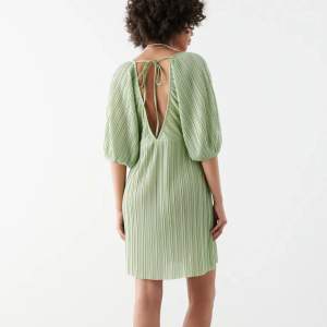 Aldrig använd, kort grön fin klänning med djup rygg💚