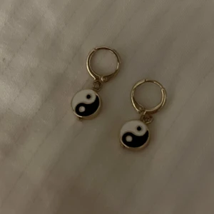Öronhängen - Söta öronhängen med Ying och Yang. Aldrig använda.