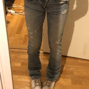 Supersnygga bootcut jeans från Abercrombie and Fitch!💕💕 Aldrig använda då de är för långa. Superfina och storlek small