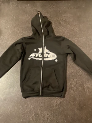 Full zip hoodie - Säljer den för att jag köpte fel storlek.