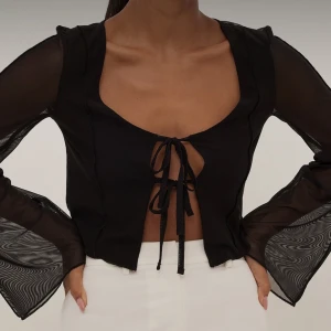 Svart blus från NA-KD - Svart blus med knytning från NAKD. Materialet är i chiffong. Aldrig använd💓 Storlek XS-S. 