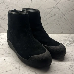 Bally kängor, EUR 46 - Säljer dessa fina Bally kängor som tyvärr blivit för små. Skorna är inköpta på NK för strax över 4000kr. Skorna är i fint skick och är de skönaste vinter skorna man kan, samt mest exklusiva. Hör av dig vid funderingar/intresse!