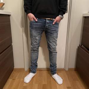 Jack and Jones jeans slim fit. I storleken 30/32. Modellen på bilden är 177cm och väger 57kg. Nypris 999kr och jeansen är i gott skick.