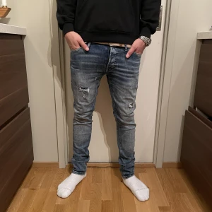 Jack and Jones jeans - Jack and Jones jeans slim fit. I storleken 30/32. Modellen på bilden är 177cm och väger 57kg. Nypris 999kr och jeansen är i gott skick.