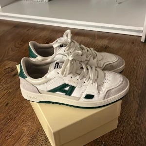 Axel arigato skor  - Storlek 40, använda fåtal gånger men ett litet tyghål i hälen på ena skon, ända defekten annars som nya. Köpt för 2500 säljer för 1200