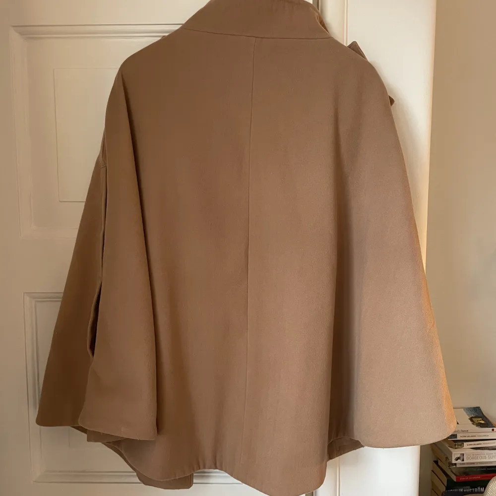 Beige poncho i fint skick från Gina Tricot. Köparen står för frakt.. Jackor.