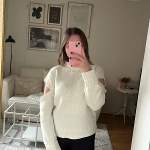 Stickad tröja Gina Tricot - Vit stickad tröja från Gina Tricot i strl S. Tröjan har fina stickade detaljer och cutouts nedanför axlarna. 