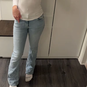 Jeans  - Säljer ett par low waist bootcut Jens från Gina tricot knappt använda och är inte sönder
