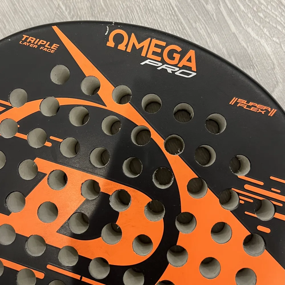 Dunlop Omega PRO padelracket. Väl använd med små sprickor i racket. Handtaget är i mycket gott skick. . Övrigt.