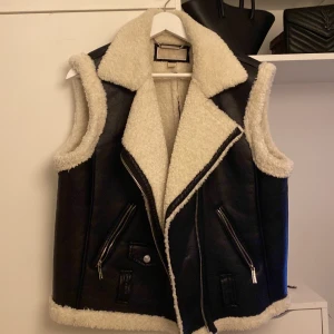 Michael kors väst  - Jättefin och varm skinnväst från Michael kors 