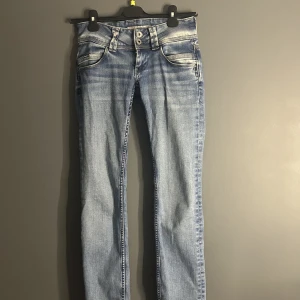 Pepe jeans - Jättefina Pepe jeans i modellen Venus med låg midja. Midja 25 och längd 32. Säljer pga att de är för korta för mig då jag är 169 men annars i jättebra skick då de bara är använta några få gånger. Nypris 999kr men säljer för 450, pris kan diskuteras. 