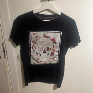 Snygg limitato T-shirt i xs, nypris över 1500 Säljs för 699