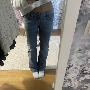 Lågmidjade Levis jeans - Säljer dessa Levis jeans i modellen 570. Super snygga. 450kr+frakt🩷