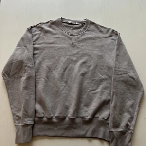 Our legacy crewneck  - Our legacy crewneck med en cool grå färg, använd en gång, stilren och bra skick!