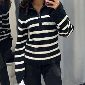 Stickad tröja - Säkjer denna stickade tröjan från hm! Har två exakt likadana så den här är helt oanvänd😅 den är i storlek XS men sitter lite oversized på mig sommvanlogtvis har S!Jag fraktar endast hör av er om ni har frågor❤️