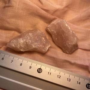 Råa rose quartz stenar, 3-5cm. Rosa i färgen, men kan finnas defekter då de är oslipade. Priset gäller för en sten, men finns fler.