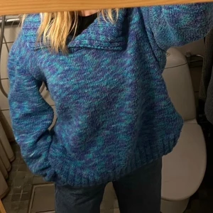 Färgglad stickad tröja - Jättefin unik stickad tröja köpt second hand i nyanser av blå, lila och grön. Inget märke eller storlek - skulle tippa på att den är handgjord - men är oversized på mig som är en S/M. Jättemysig, ej stickig, plus en krage framtill som en fin detalj.
