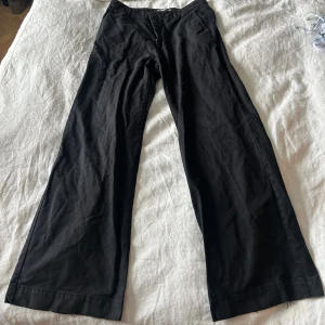 HOPE Workpants/Chinos - Sjukt snygga HOPE byxor. Storlek 46. Lägger sig perfekt över skorna. Nypris är runt 2000kr. Perfekt byxor till vårstilen. Det är bara att skriva för fler bilder eller prisförslag 