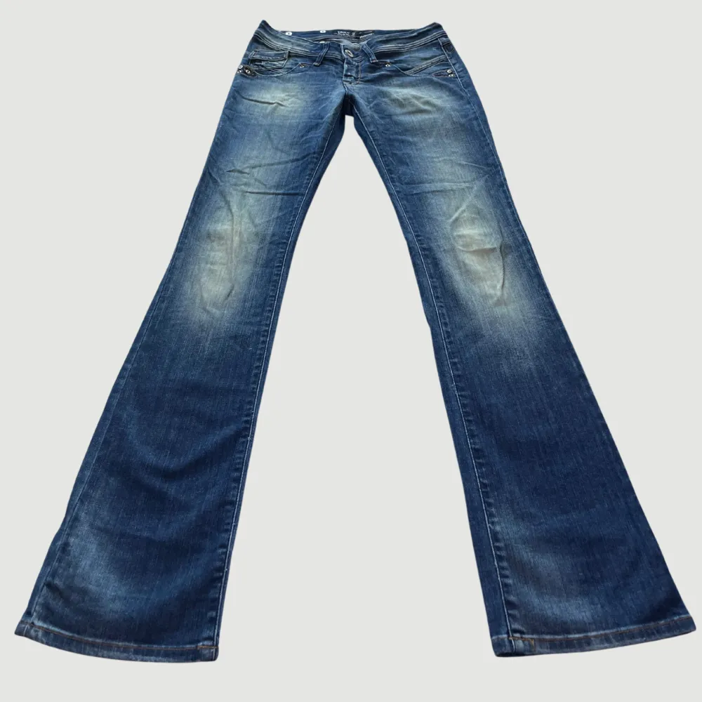 MODELL: Lågmidjade & Bootcut. FÄRG: Blå. STORLEK: 29 enligt lapp. Uppskattad storlek 36. MIDJA RAKT ÖVER: 39 cm. MIDJEHÖJD: 19 cm. TOTALLÄNGD (FRÅN MIDJAN): 111 cm.. Jeans & Byxor.