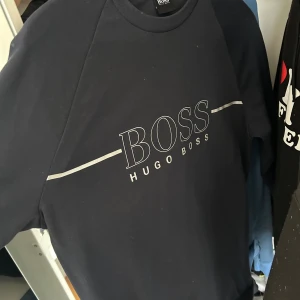 Hugo boss crewneck - Crewneck från Hugo boss aldrig använd. Såklart äkta kan visa foton på taggar om nödvändigt. Inga defekter då den aldrig använd! Passar perfekt i passform. St M