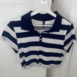 Randig topp - Randig croptop med krage från H&M.