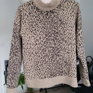 Stenströms leopard tröja XS/S - Jätte bra skick. Använts få gånger. Jätte tun och varm. 55 % silk och 45% Cashmere.  Nytt pris 1600 SEK