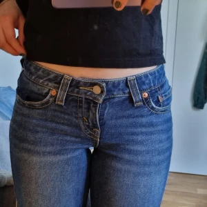 Bootcut jeans - Jättefina bootcut jeans!   Levis Noughties Bootcut 25 waist, 32 leangth  Säljer pga för små i midjan för mig som vanligtvis har 27 i waist  Köpta 23/09-2023 på JeansUno för 1500kr