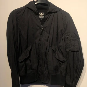 Adidas Wings+Horns jacka - Väldigt bra skick, 10/10. Avtagbar luva med blixtlås. Storlek M. Pris 600kr