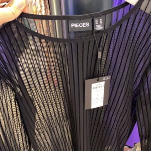 Mesh tröja - Långärmad randig mesh tröja från Pieces!💗 Storlek M, men se hur den sitter på andra bilden🙌🏼 