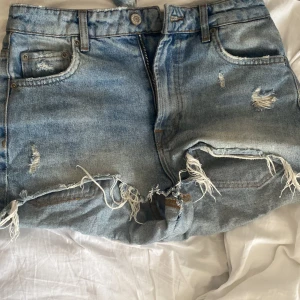 Shorts blåa  - Blåa shorts från zara. Bra passform. 