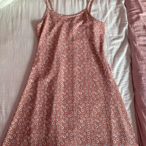 Klänning  - Rosa klänning med prickigt mönster💕Från Lager 157. Aldrig använt bara testat storlek 160 Bra skick ! Köpt för 150kr  