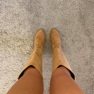 Boots - Helt oanvända bruna boots med klackhöjd 5.7cm. Aldrig kommit till användning då jag har ett par liknande. Köptes för 799 