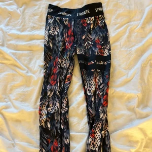 Tränings byxor  - Använda fåtal gånger men ser nya ut. Storlek XS men passar även om S. Orginalpris: 600