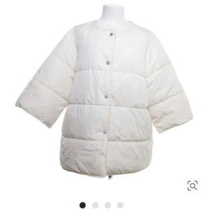 Trekvartsjacka  - vit trekvartsjacka från VILA men köpt på sellpy, kom i väldigt bra skick och jag har aldrig använt den då den var alldeles för stor 💓💓